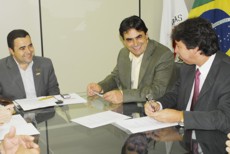 Prefeito estabelece prazo de 1 mês para encaminhamento de soluções para a saúde visita do sub-secretrio estadual da sade antonio jorge ao gabinete do prefeito 13-02-09 2